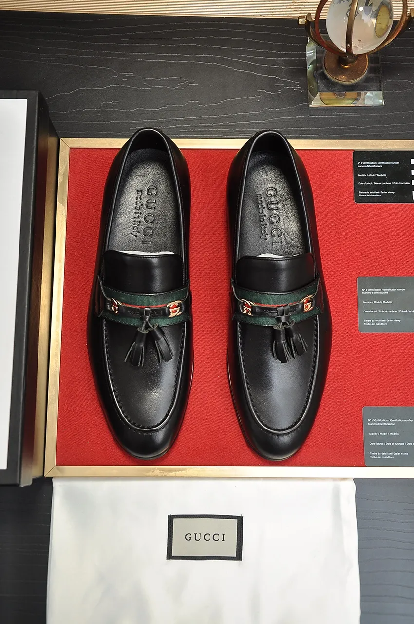 Men's shoes💰500💶Italy's top luxury men's shoe giant (GUCCI) (Gucci) (full cowhide lining) new arrival🍃Original European style🔰 Pleasant to the eye😍In order to make the shoes more durable and non-deformable🌀The production continues to follow traditional methods but there is still no lack of innovation💪Choose original sheepskin for the leather♻️ Smooth and natural And extra bright ⭐Made of imported cowhide, the first choice of rich people 38-45 (45 customized)